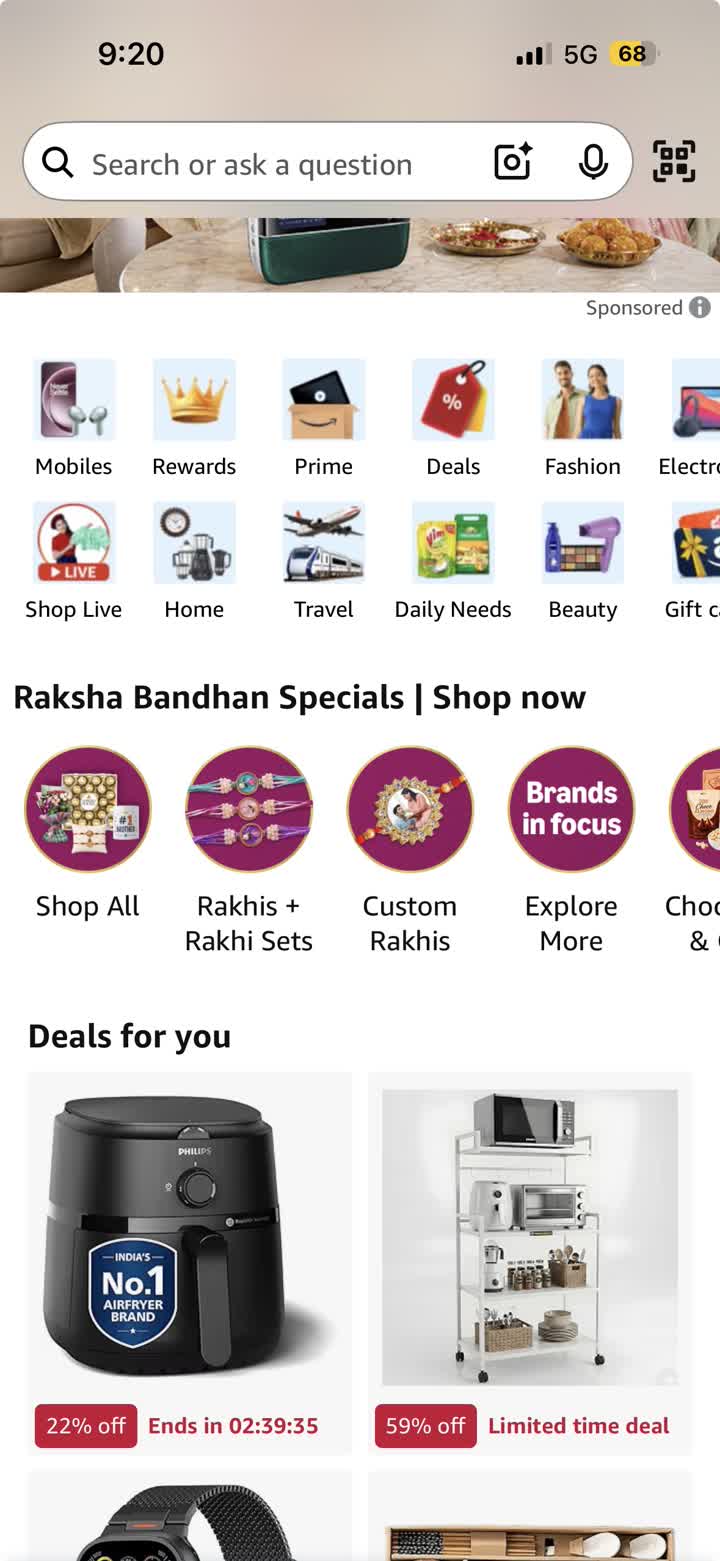 Amazon home: a search field with lens and voice input, a grid of category icons, a seasonal campaign row and a deals grid with discount and countdown labels.